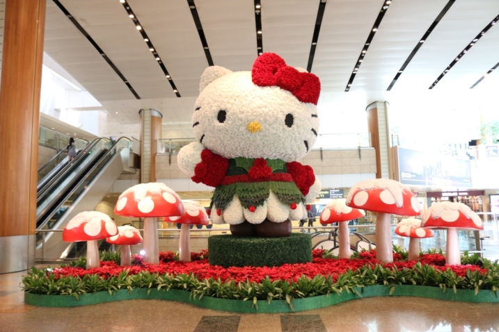 A larger than life Kitty topiary at T2